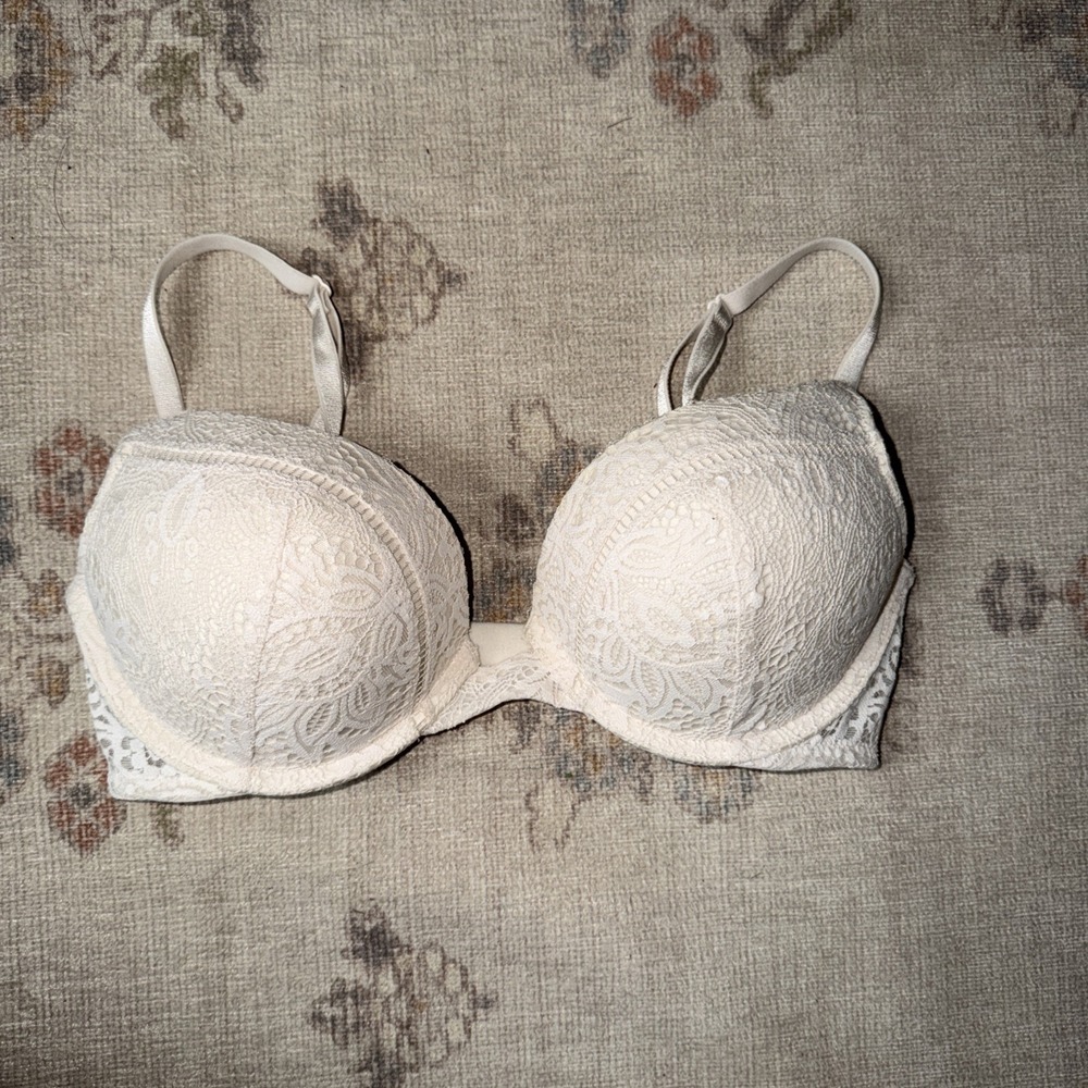Victoria's Secret White Lace Bombshell Bra  32D *flaw*